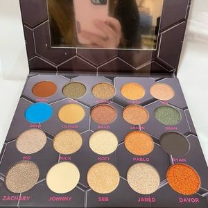 🎉HP🎉BeeBeauty Barbarella Eyeshadow Palette - 20 colors